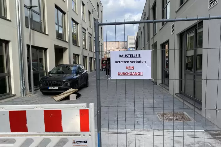 Mit Zäunen und einem Schild sollen Passanten davon abgehalten werden, die Passage zu benutzen. 