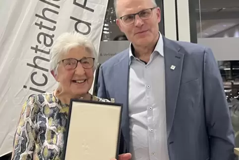 Leichtathletik-Kampfrichterin Rita Gotenberg und Verbandspräsident Thomas Beyerlein.