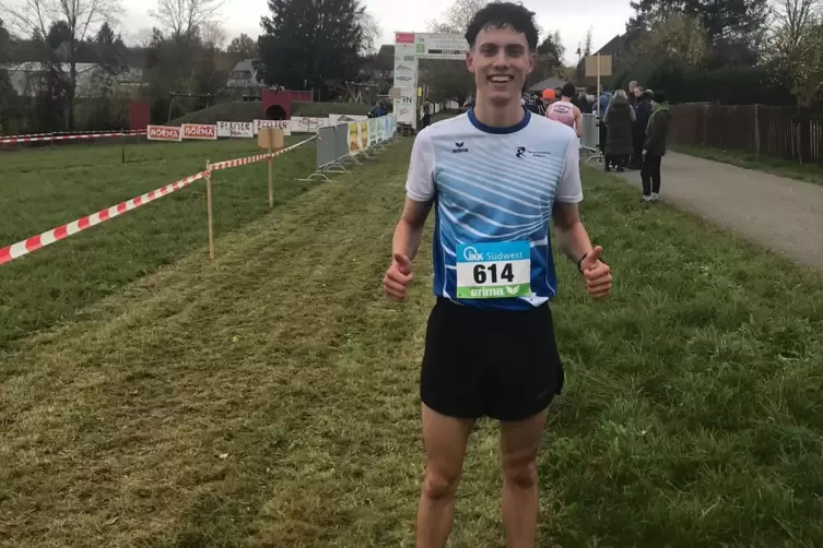 Hannes Ebener von der TSG Eisenberg freut sich bei der Rheinland-Pfalz-Meisterschaft über Platz zwei. 