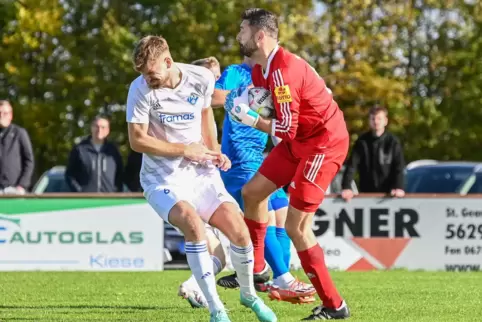 Thorsten Hodel (rechts) könnte wie im Spiel in Karbach wieder im FKP-Tor stehen. 