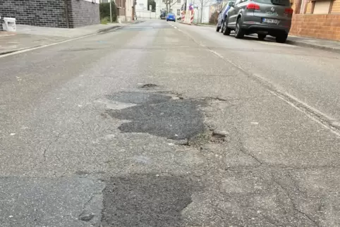 Noch immer liegt kein Förderbescheid für die Sanierung der Maudacher Straße vor, die von den Bürgern erhobenen Ausbaubeiträge so