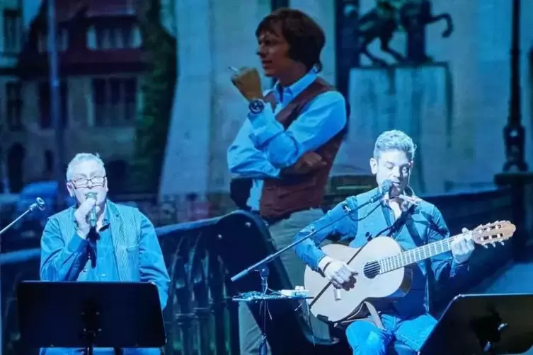 Günther Fingerle (links), Harald Pfeil präsentieren Songs von Reinhard -Mey. 