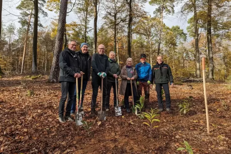 Ein Gruppenfoto darf nicht fehlen (von links): Alpenverein-Vorsitzender Mark Seither, erster Kreisbeigeordneter Georg Kern, Ober