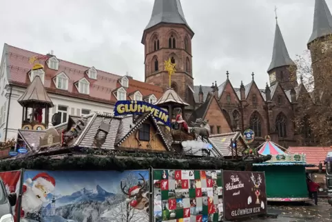 Nimmt Formen an: das Weihnachtsdorf rund um die Stiftskirche. 