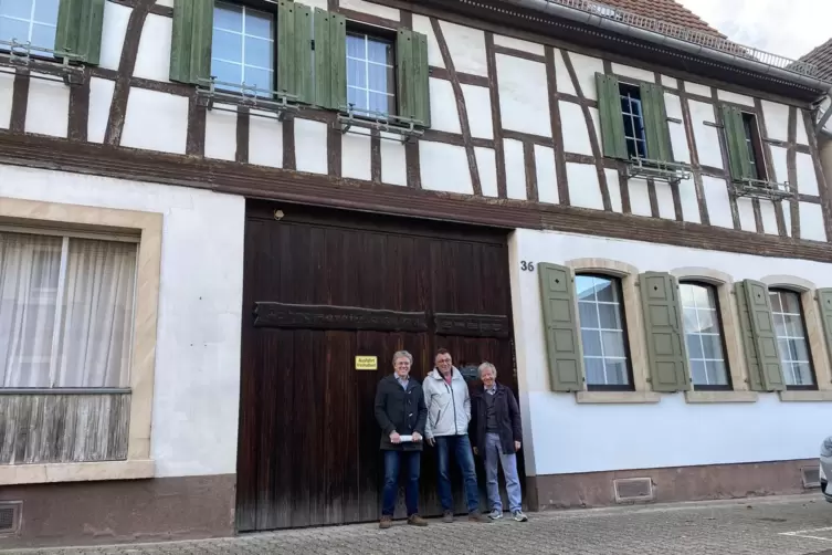 Haben viele Ideen für das Gebäude mit großem Grundstück in der Speyerer Straße: (von links) Bürgermeister Bernd Zimmermann, der 