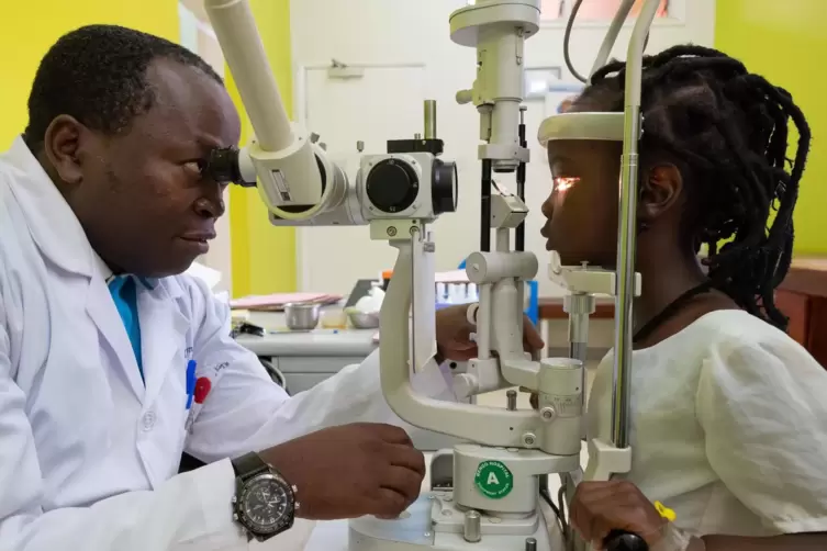 Die fünfjährige Shanice leidet seit ihrer Geburt an Grauem Star. Dr. Lisbon Aliraki, Leiter der Mengo-Augenklinik in Ugandas Hau