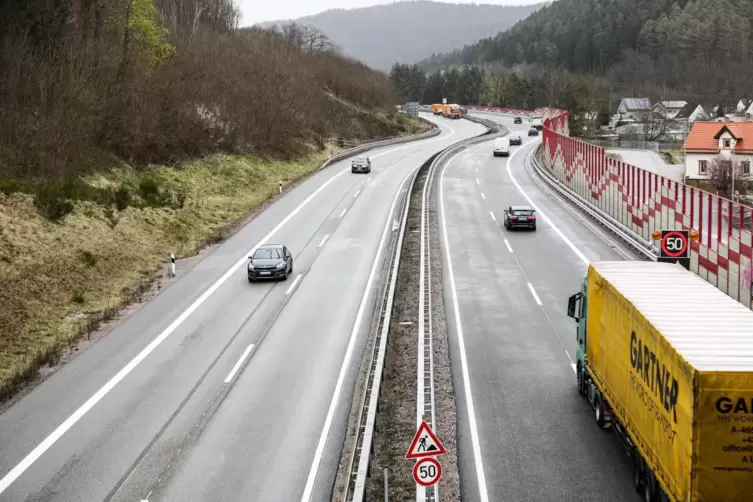 Seit dem Neubau der Brücke über die Bahnstrecke in Hinterweidenthal ist der Ausbau der B10 nicht weitergekommen.