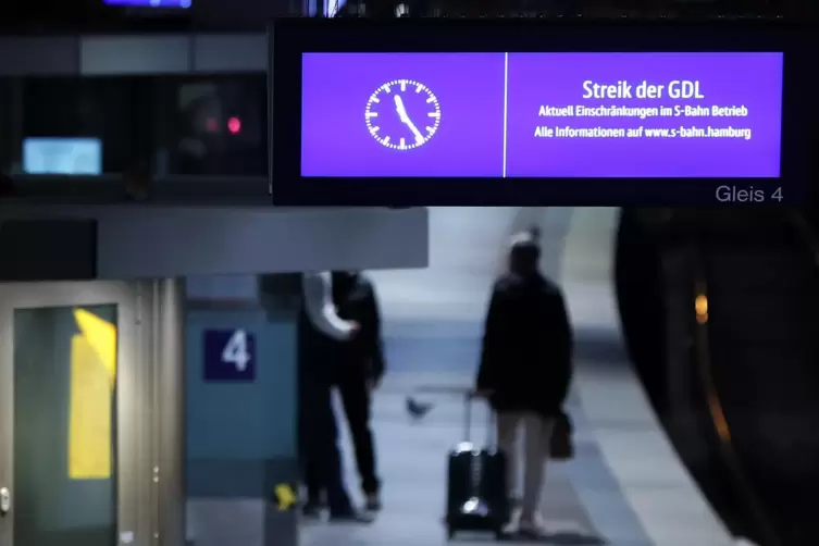 Streikstimmung am Bahnhof. 