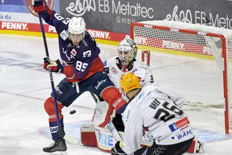 Kein Durchkommen: Adler-Spieler David Wolf scheitert an Pinguins-Torwart Kristers Gudlevskis. 