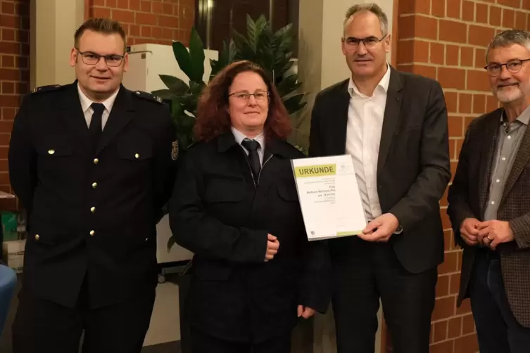 Stefanie Sellheim-Ret hat die Gründung des Einsatznachsorgeteams initiiert. Landrat Dietmar Seefeldt (Zweiter von rechts) ernann