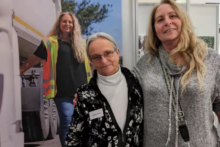 Fotografin Ulrike Thomas (links) mit Müllfahrerin Claudia Falb vor deren Porträt. 