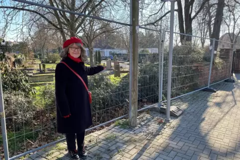 Die Wiederherstellung der Maudacher Friedhofsmauer ist für Ortsvorsteherin Rita Augustin-Funck eine Herzensangelegenheit.