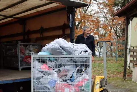 Erich Stachel fährt seit vielen Jahren den Lkw mit den Kleiderbeuteln der Läufer auf die Kalmit. 