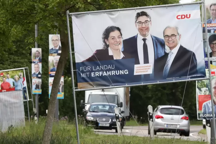 An stark frequentierten Stellen häufen sich in allen Wahlkämpfen die Plakate. 