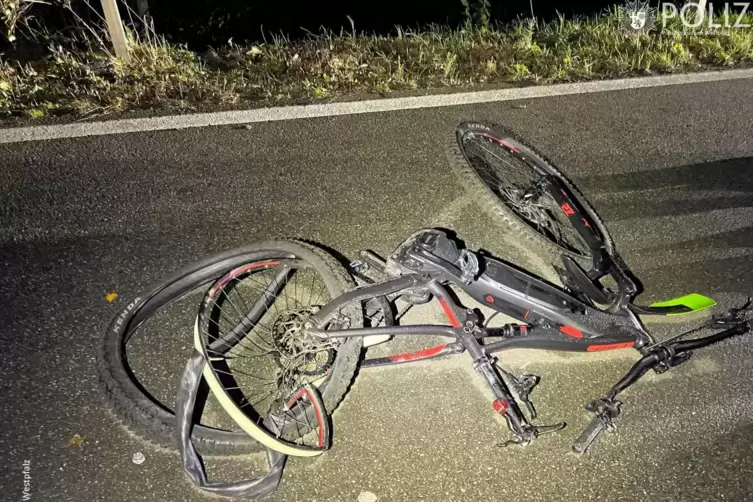 Ein Auto überrollte das auf der Straße liegende Fahrrad.