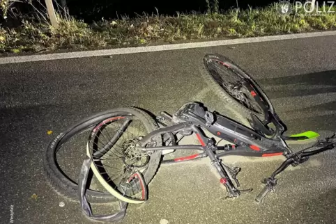Ein Auto überrollte das auf der Straße liegende Fahrrad.