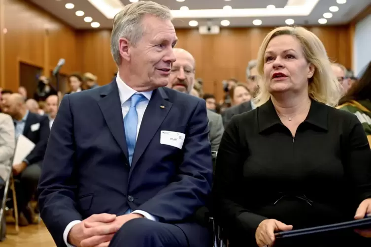 Christian Wulff, ehemaliger Bundespräsident, und Innenministerin Nancy Faeser (SPD) nahmen an der Deutschen Islamkonferenz teil.