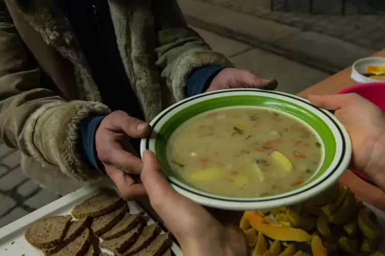 Bereits 1902 wurde Suppe an Bedürftige verkauft. 15 Pfennige kostete die warme Mahlzeit damals. 