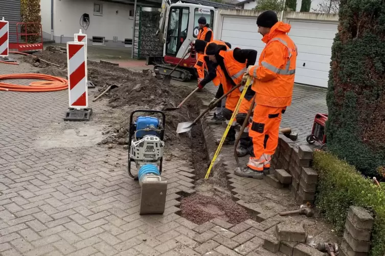 Los geht’s: In der Straße Am Weinbach wird bereits gearbeitet.