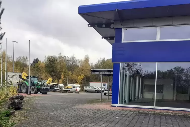 Das ehemalige Autohaus steht seit Mai 2022 leer.