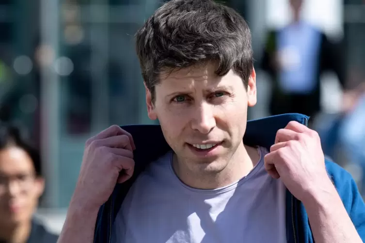 Erst gefeuert, jetzt wieder zurück: der Chef von OpenAI, Sam Altman.OpenAI