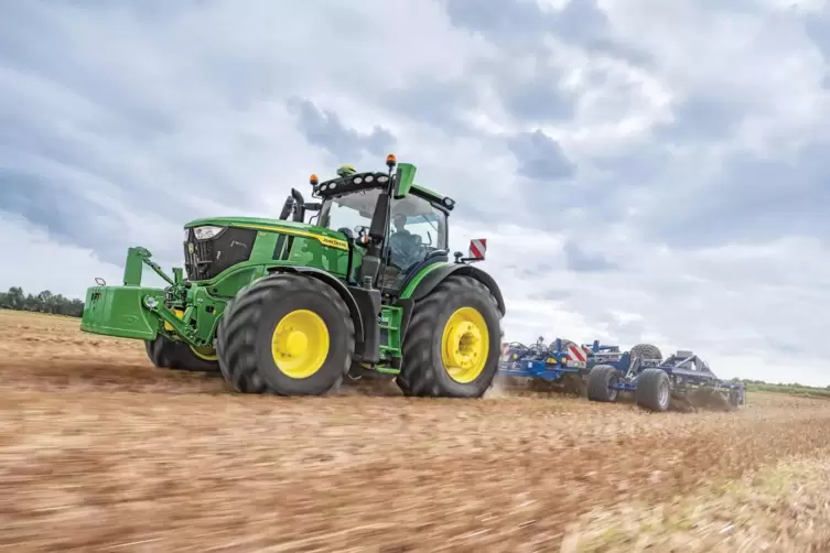  Der John-Deere-Traktor 6R 250 fährt mit einer Leistung von 275 PS und 2,05 Meter hohen Reifen auf den Acker.