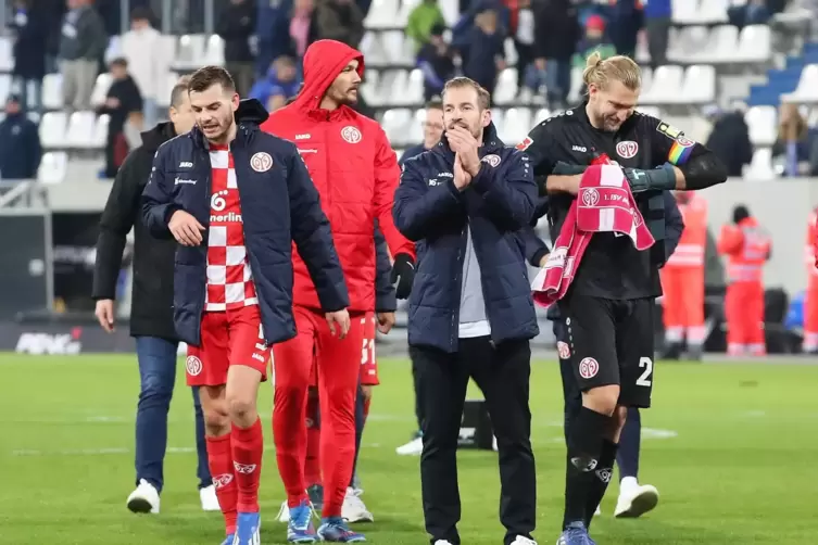 Froh über das 0:0 in Darmstadt: Trainer Jan Siewert sowie die Spieler Maxim Leitsch, Ludovic Arjoque und Robin Zentner (von link