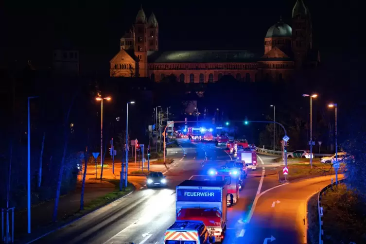 Blaulicht-Schlange in Richtung Dom: Großübung zum Jubiläum der Feuerwehr. 