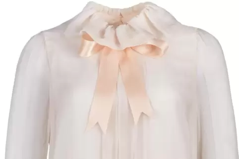 Die blass-rosafarbene Chiffon-Bluse der Designer David und Elizabeth Emanuel, die Diana 1981 in einem Verlobungsfoto trug, könnt