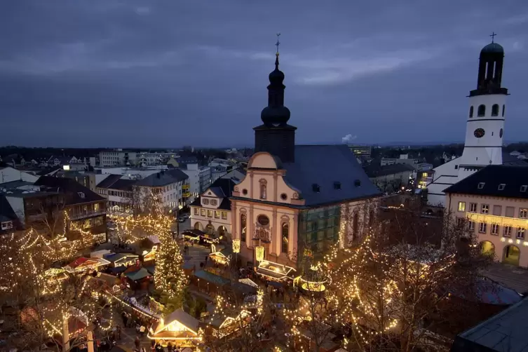 Der Weihnachtsmarkt auf dem Rathausplatz wird am Montag, 18 Uhr, eröffnet. 