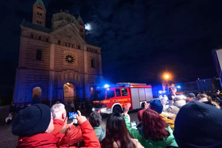 Handys gezückt, Hände zum Winken gehoben: begeisterte Besucher beim Blaulicht-Umzug am Dom.