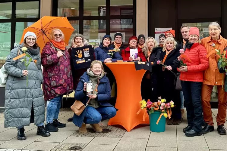 Die Frauen vor dem Pop-up-Store präsentieren sich in Orange, ... 