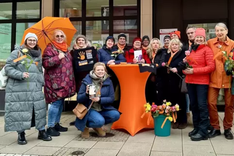 Die Frauen vor dem Pop-up-Store präsentieren sich in Orange, ... 