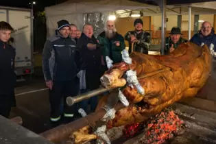 Vor der Halle: Ochsenbraten in Vorbereitung fürs Festmahl.