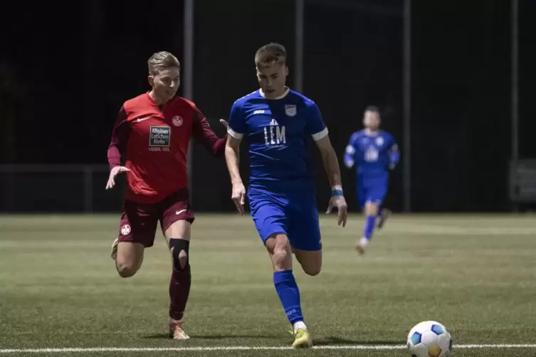 FCK-Verteidiger Marco Müller im Duell mit Mark Knäblein vom TuS Mechtersheim, dem das etwas kuriose 1:0 für die Gäste gelungen w