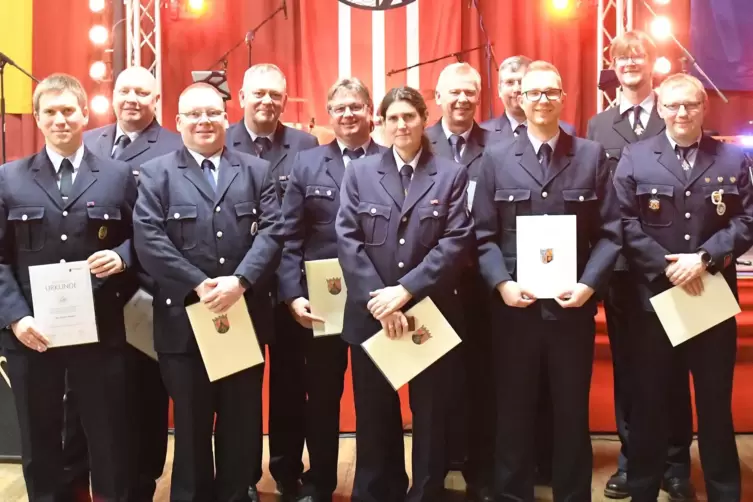 Ehrungen bei der Feuerwehr der Verbandsgemeinde Freinsheim (von links): Christian Schreiber, Thomas Rückerl, Jens Blickensdörfer