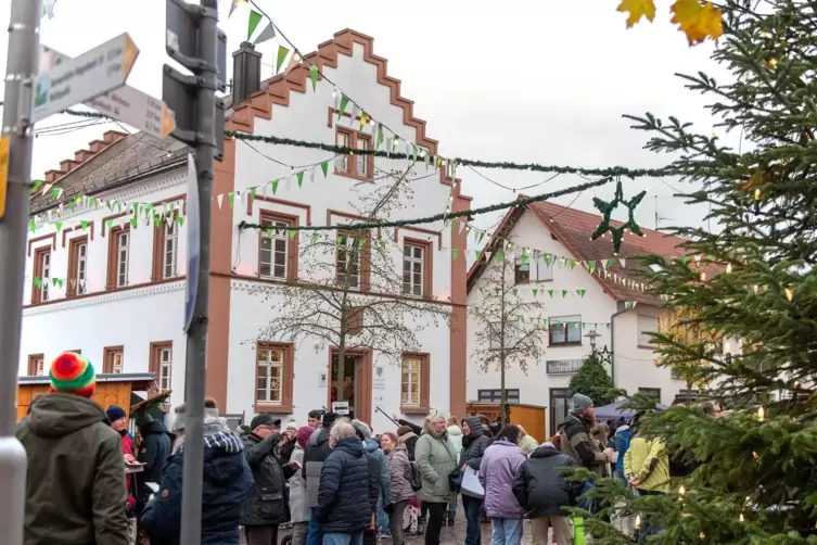 Es ist viel los. Vor Essensständen bilden sich Schlangen.