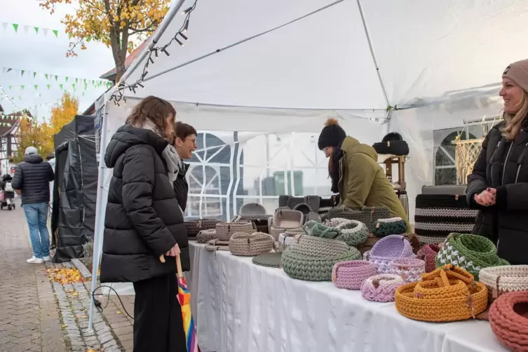 Außer Bratwurst und Glühwein sind auch Handarbeiten gefragt. Bald ist Weihnachten.