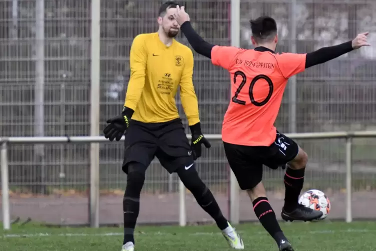  Der passt: Eppsteins Torjäger Mert Hizarci überwindet den Grünstadter Torhüter Markus Zengerle zum 2:0.