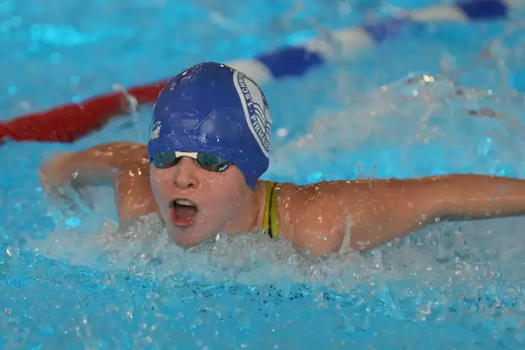 Schwamm vier persönliche Bestzeiten und zeigte Kämpferqualitäten: Stella Dubois vom gastgebenden Schwimmverein Blau-Weiß Pirmase