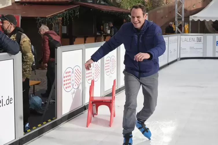 Beigeordneter Denis Clauer hatte im vergangenen Jahr schon viel Freude beim Ausprobieren der sythetischen Schlittschuhbahn. 