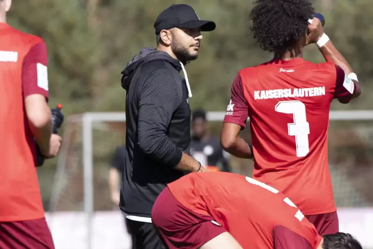 Trainer Eimen Baffoun sah bei der Niederlage seiner FCK-U17 gegen den VfB Stuttgart auch Positives. 
