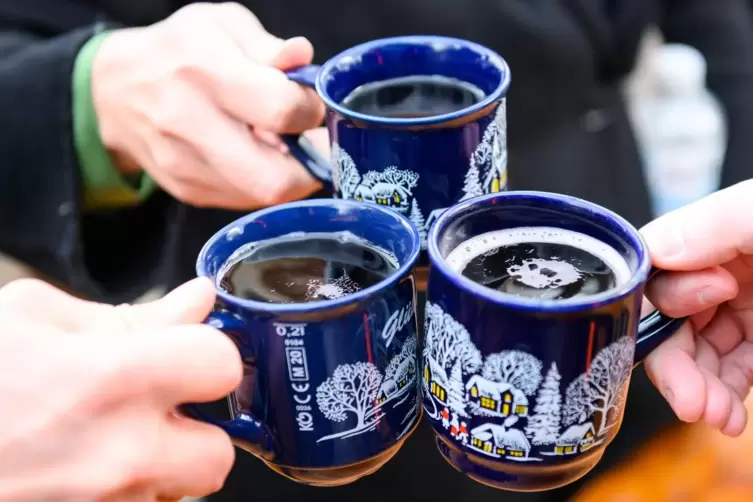 Schon bald können Besucher beim Bummel über den Weihnachtsmarkt eine Tasse Punsch genießen. 