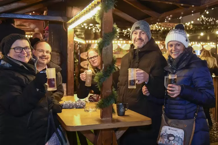 Glühwein zum Geburtstag: Alexandra Berg (rechts) feiert mit (von links) Andrea Nellessen, Stephan Groh, Kerstin Nishen und Ehema