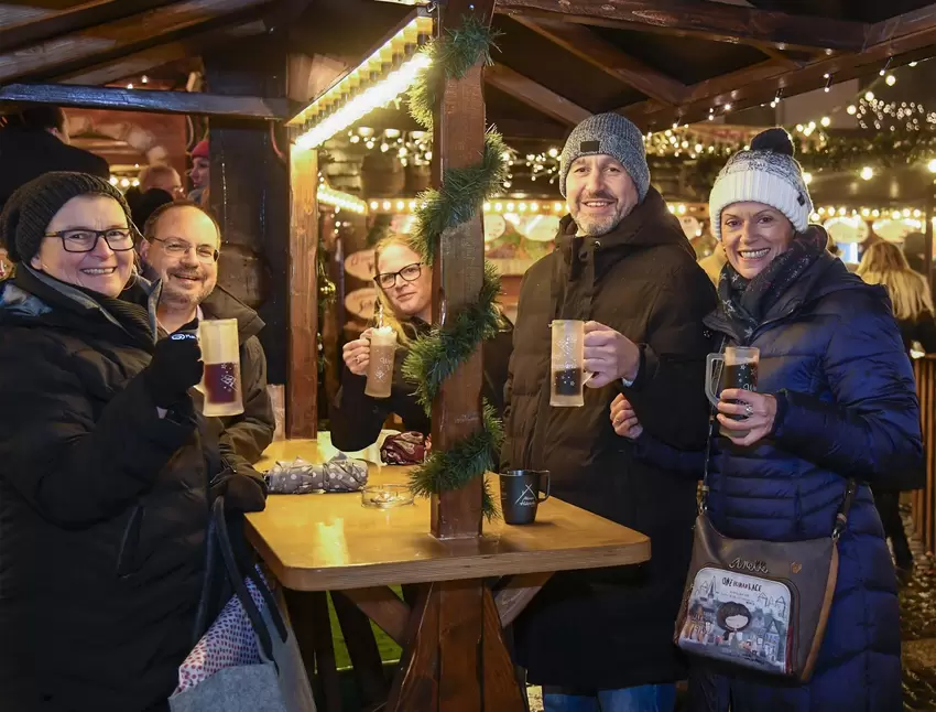 Glühwein zum Geburtstag: Alexandra Berg (rechts) feiert mit (von links) Andrea Nellessen, Stephan Groh, Kerstin Nishen und Ehema