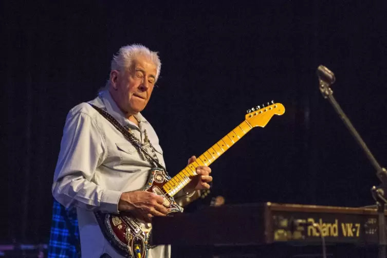 John Mayall bei einem Auftritt 2014 in Kaiserslautern. 