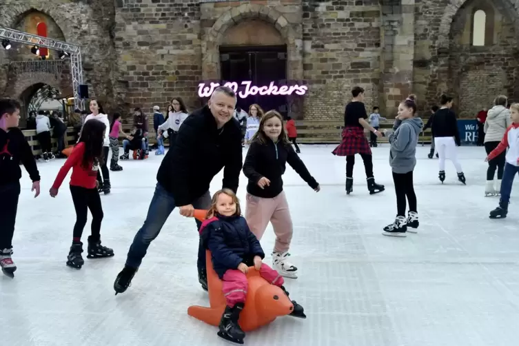 Wetterunsicher und mit hohem Energieverbrauch: Eine Eisbahn ohne Überdachung, wie hier 2019 in der Erkenbertruine in Frankenthal