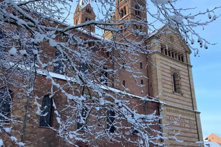 (Erst) am Samstag ab 17 Uhr ist Advent. Er wird dann vom Glockenstuhl des Westbaus des Doms zu Speyer eingeläutet. Ob wir in die