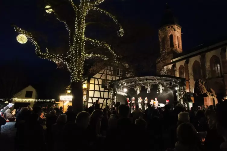 Stimmungsvoller Christkindlmarkt im Schatten der Kirche.