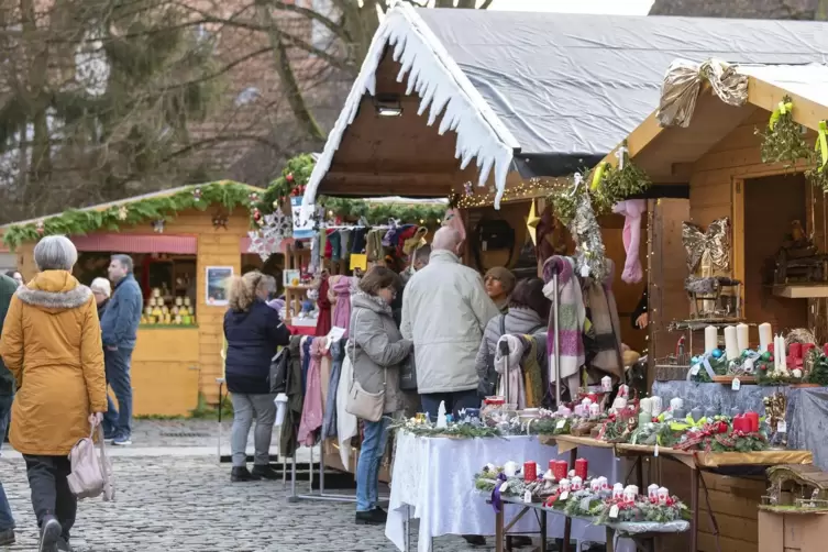 Buden mit Getränken, Speisen und Präsenten warten auf Kundschaft. 